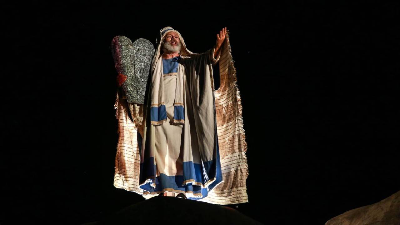 ATOR PARAIBANO SEBASTIÃO FORMIGA FAZ DOIS PAPÉIS NA PAIXÃO DE CRISTO DE NOVA JERUSALÉM, QUE ENCERRA TEMPORADA NESTE SÁBADO