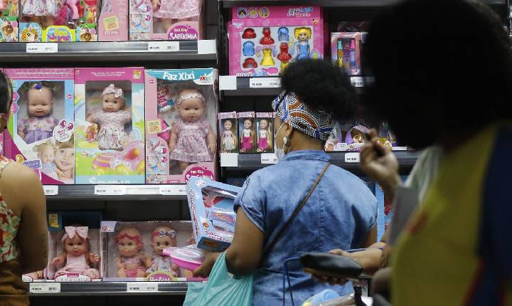 Com queda do dólar, comércio cresce 0,5% em março e amplia recorde