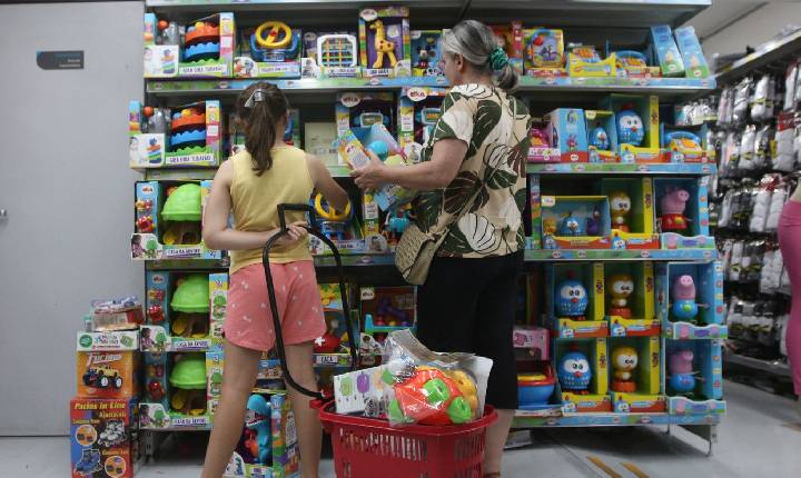 Confiança do Consumidor registra segunda alta consecutiva, diz FGV