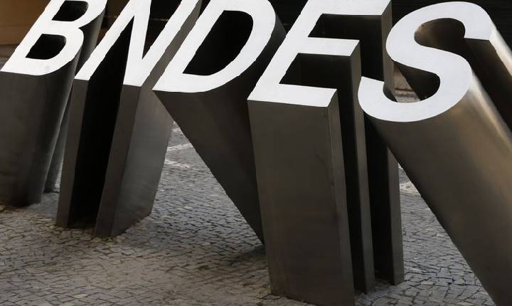 Operações de crédito do BNDES chegam a R$ 230 bilhões 