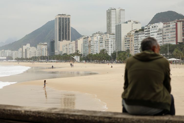Frente fria chega ao Rio com pancadas de chuva e vento forte