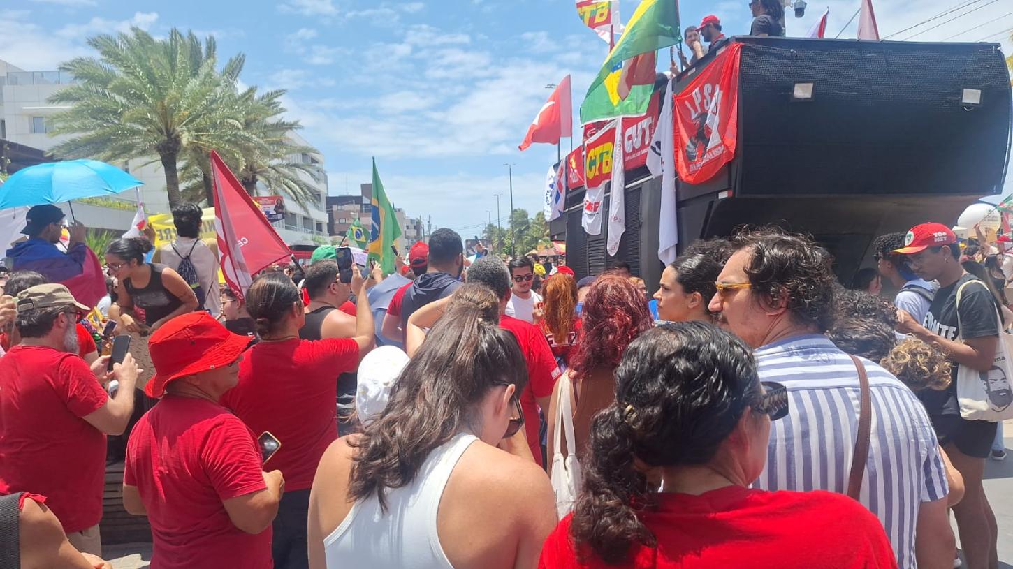 MANIFESTANTES LOTAM PRAIA DE TAMBAÚ EM PROTESTO CONTRA A PEC DA BLINDAGEM E DIZEM 