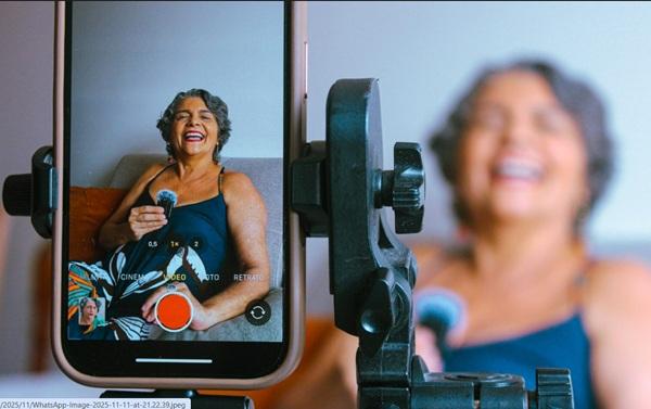 ROMYE SCHNEIDER APRESENTA STAND-UP NESTA QUINTA NO TEATRO LIMA PENANTE, EM JOÃO PESSOA