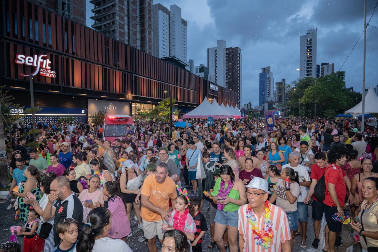 MESMO COM TEMPO CHUVOSO,  