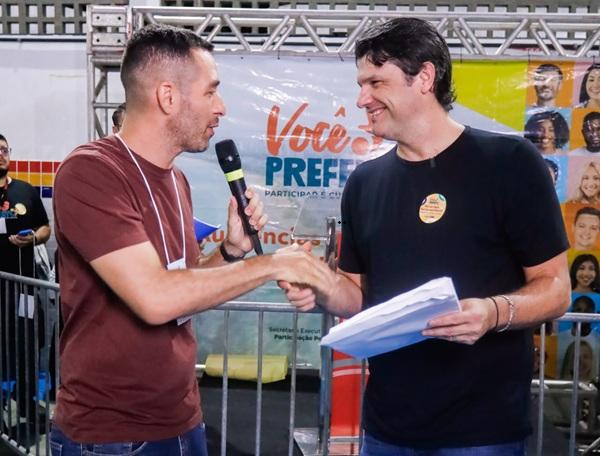 MORADORES QUEREM MUDANÇA NO TRÂNSITO NO JARDIM OCEANIA E PREFEITO LÉO BEZERRA RECEBE ABAIXO-ASSINADO