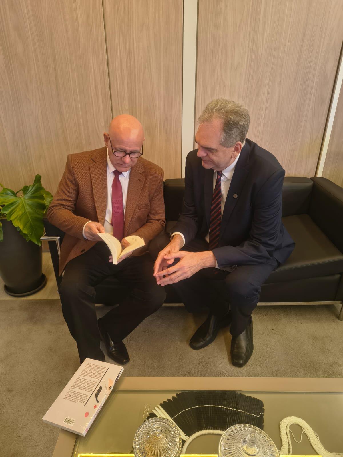 Presidento do TJ-PB, Des. Fred Coutinho, recebe livro do Juiz Ahailton Lacet Porto