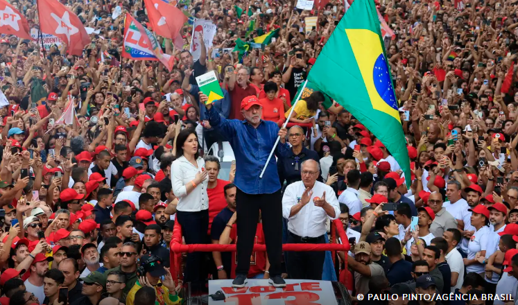 LULA É REELEITO PRESIDENTE DO BRASIL EM VIRADA HISTÓRICA