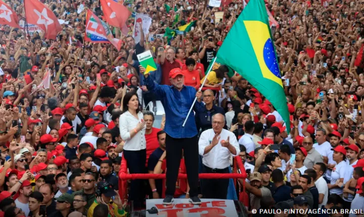 LULA É REELEITO PRESIDENTE DO BRASIL EM VIRADA HISTÓRICA